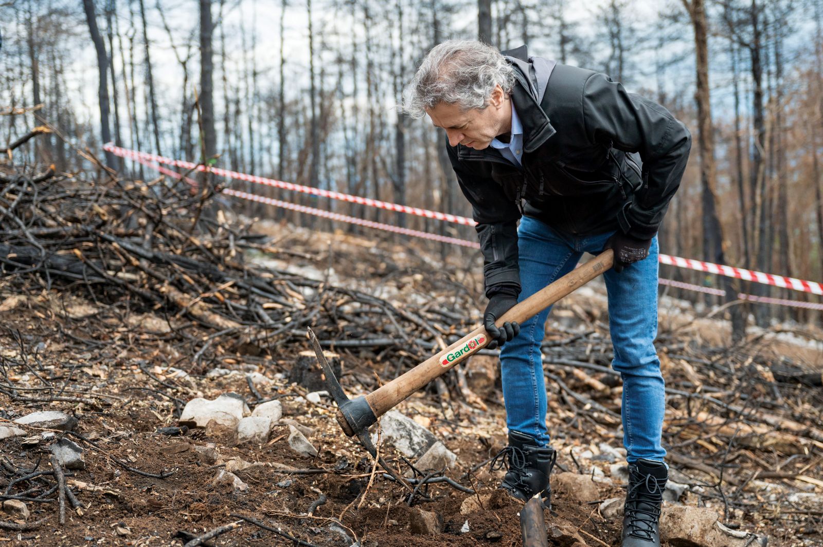 V zadnjem obdobju se predsednik vlade rad pojavlja na družabnih dogodkih, razkriva pa tudi zasebno življenje – s svojo partnerico je denimo tudi sadil drevesa na pogorišču lanskega požara. Renče na Krasu. 