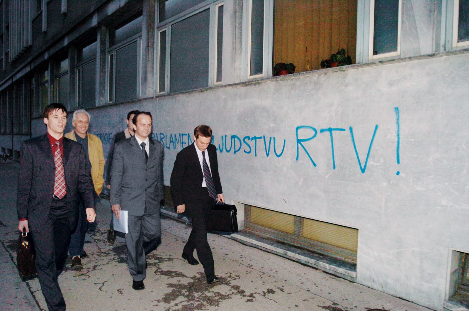 Prihod na soočenje v stavbo RTV Slovenija 20. septembra leta 2005. Pisec zakona Branko Grims in desno ob njem Klemen Jaklič.