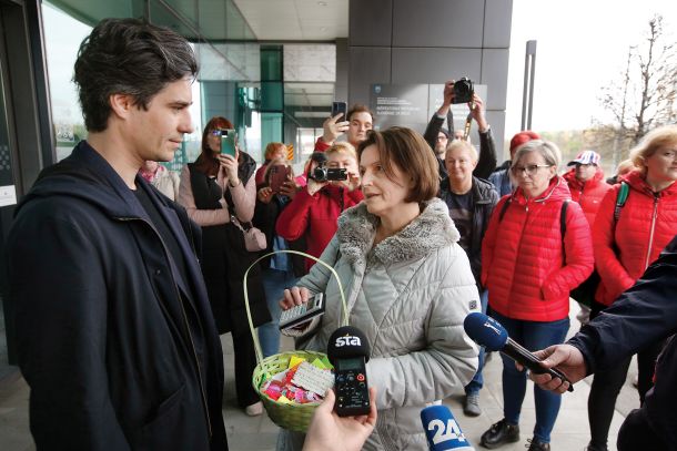 Ministru so predali velikonočno košaro z listki, na katerih so bile napisane aktivnosti, ki jih invalidi lahko izvajajo, recimo joga, roza velikonočnega zajčka, saj da »tudi oni podpirajo LGBT«, kalkulator, da bo lažje računal, kakšni so izdatki za osebno asistenco, in dve rdeči jajci. »To je vaša barva, pa mislimo, da boste morali imeti malo več jajc, če boste hoteli vse tole reformirati,« mu je dejala članica iniciative Vesna Melanšek. 