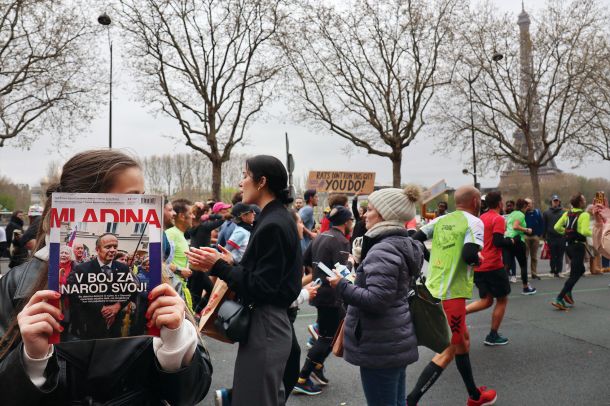 Pariški protestniki spodbujajo maratonce, 2. aprila 2023, Pariz, F