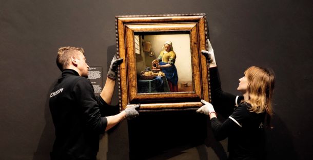 Na doslej največji razstavi Jana Vermeerja je na ogled 27 od 35 še ohranjenih slik, ki jih pripisujejo temu umetniku. Med najbolj prepoznavnimi je Mlekarica (okoli 1660), ki jo tudi sicer hrani Rijksmuseum.