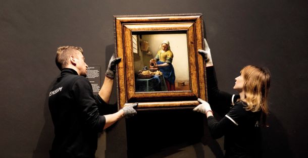 Na doslej največji razstavi Jana Vermeerja je na ogled 27 od 35 še ohranjenih slik, ki jih pripisujejo temu umetniku. Med najbolj prepoznavnimi je Mlekarica (okoli 1660), ki jo tudi sicer hrani Rijksmuseum.