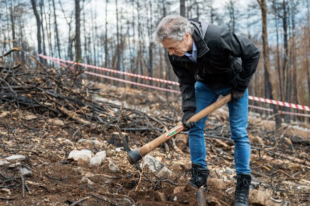 V zadnjem obdobju se predsednik vlade rad pojavlja na družabnih dogodkih, razkriva pa tudi zasebno življenje – s svojo partnerico je denimo tudi sadil drevesa na pogorišču lanskega požara. Renče na Krasu. 