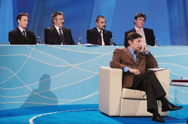 Soočenje mnenj o zakonu o RTV na TV Slovenija 20. septembra 2005. Na sliki govorci iz tabora SDS: Klemen Jaklič, Tone Jerovšek, Peter Jambrek, Miro Petek in Vasko Simoniti (v ospredju). 