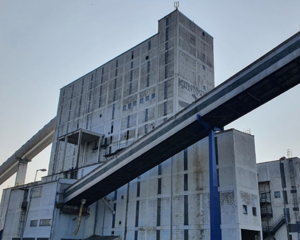 Klasirnica v Velenju je pomembna industrijska dediščina, ki omogoča s svojimi 11.000 m2 površin umestitev različnih novih dejavnosti. Načrtovana porušitev konstrukcijsko neoporečne stavbe bi prinesla 38.000 ton gradbenih odpadkov in uničenje dediščine, zato je nedopustna