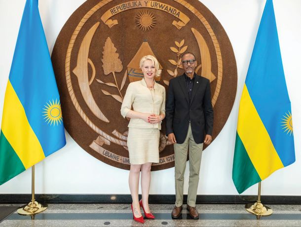 Urška Klakočar Zupančič in ruandski predsednik Paul Kagame 