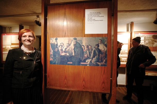 Ministrica za kulturo Asta Vrečko in slika Antona Gojmirja Kosa, na kateri je upodobljena ustanovitev Komunistične partije Slovenije na Čebinah leta 1937. Na sliki je deset delegatov in ena delegatka. 