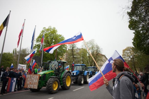 Protest kmetov v traktorjih pred parlamentom