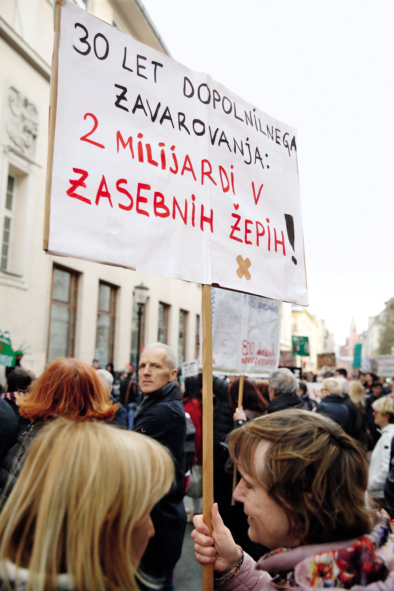 Na koncu so odločevalci pri podrejanju množici filigransko izbranih nepovezanih podrobnosti, zakaj dopolnilnega zavarovanja ni mogoče odpraviti, kar naenkrat pozabili na širši pogled. Na fotografiji pohod za javno zdravstvo v Ljubljani 7. aprila letos. 