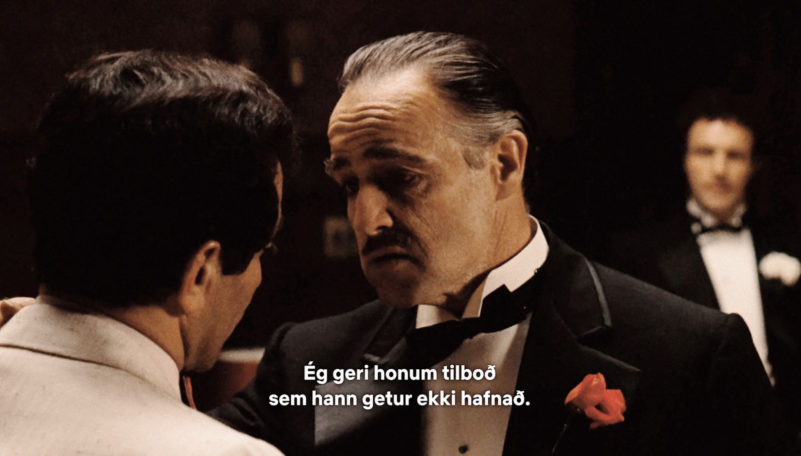 Netflix je islandščino v svoj nabor jezikov vključil, čeprav ima država le dobrih 370 tisoč prebivalcev: na fotografiji mafijski šef don Corleone (Marlon Brando) v filmu Boter z islandskimi podnapisi napove ponudbo, ki je ne bo moč zavrniti.
