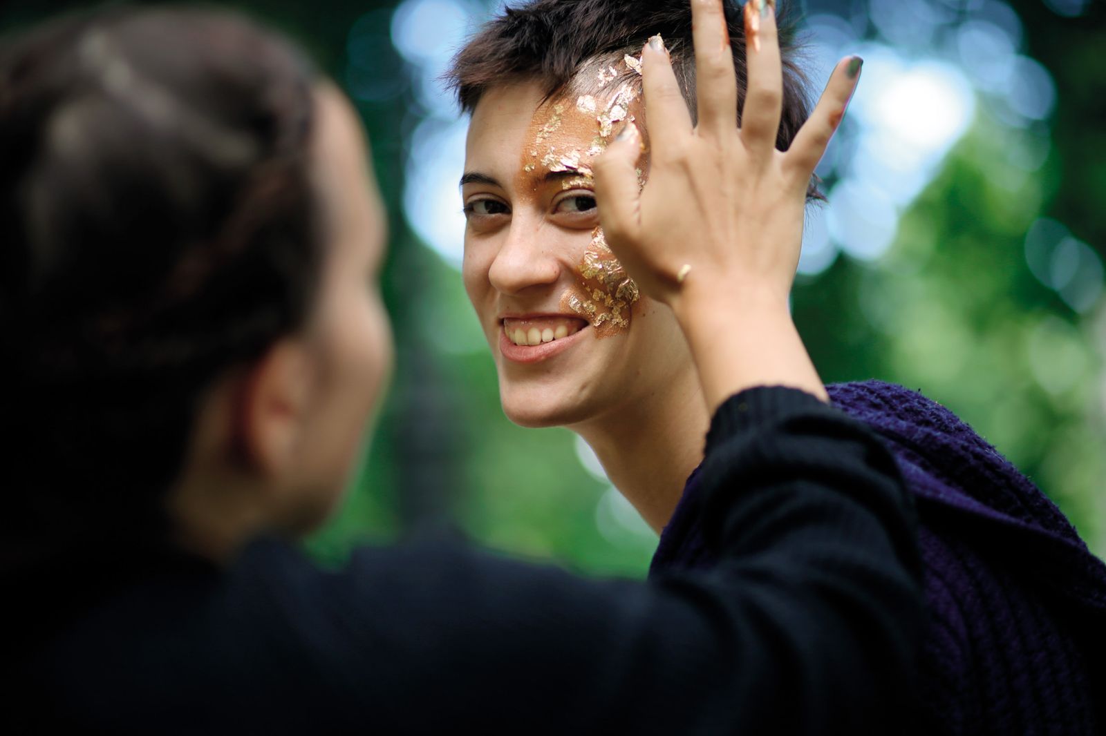 Tatiana Kocmur se je z družino iz Argentine v Slovenijo preselila pri desetih letih in na tisti čas jo vežejo občutki razdvojenosti in izgubljenosti, ki jih, kot pravi, še danes predeluje.