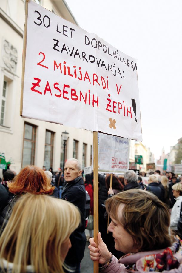 Na koncu so odločevalci pri podrejanju množici filigransko izbranih nepovezanih podrobnosti, zakaj dopolnilnega zavarovanja ni mogoče odpraviti, kar naenkrat pozabili na širši pogled. Na fotografiji pohod za javno zdravstvo v Ljubljani 7. aprila letos. 