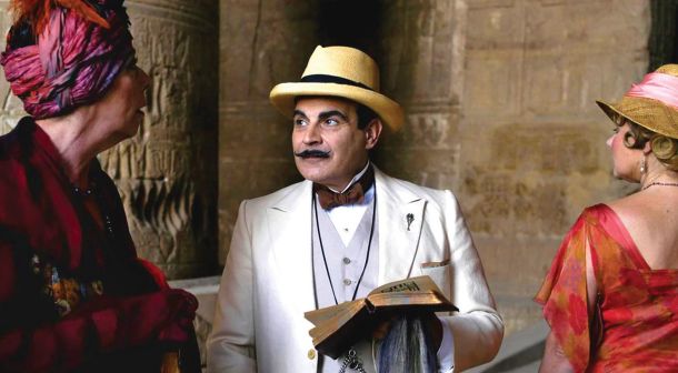 David Suchet kot detektiv Hercule Poirot v televizijski adaptaciji knjige Smrt na Nilu (2004), enega od slovitih del Agathe Christie, ki je bilo v nedavni čistki razbremenjeno spornih izrazov.