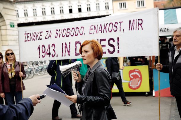 Ministrica za kulturo Asta Vrečko – na fotografiji med govorom na dogodku v spomin na ženske demonstracije proti okupatorju leta 1943 – kritikom, ki ji zadnje tedne očitajo »izdajo maternega jezika«, odgovarja, da imajo enak cilj, le pot je drugačna: po njenem je zakon o javni rabi slovenščine treba spremeniti, »saj dogajanje v zadnjih 15 letih žal ni pripeljalo do željenega rezultata«.