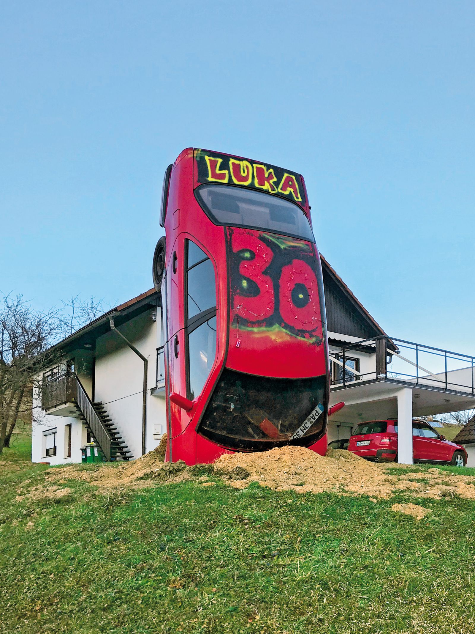 Gradnja nekaterih mlajev je izjemno zahtevna in včasih terja napredne inženirske ali kiparske sposobnosti. To velja tudi za avtomobil, ki so ga avtorji mlaja zakopali v zemljo in okrasili s številko 30.