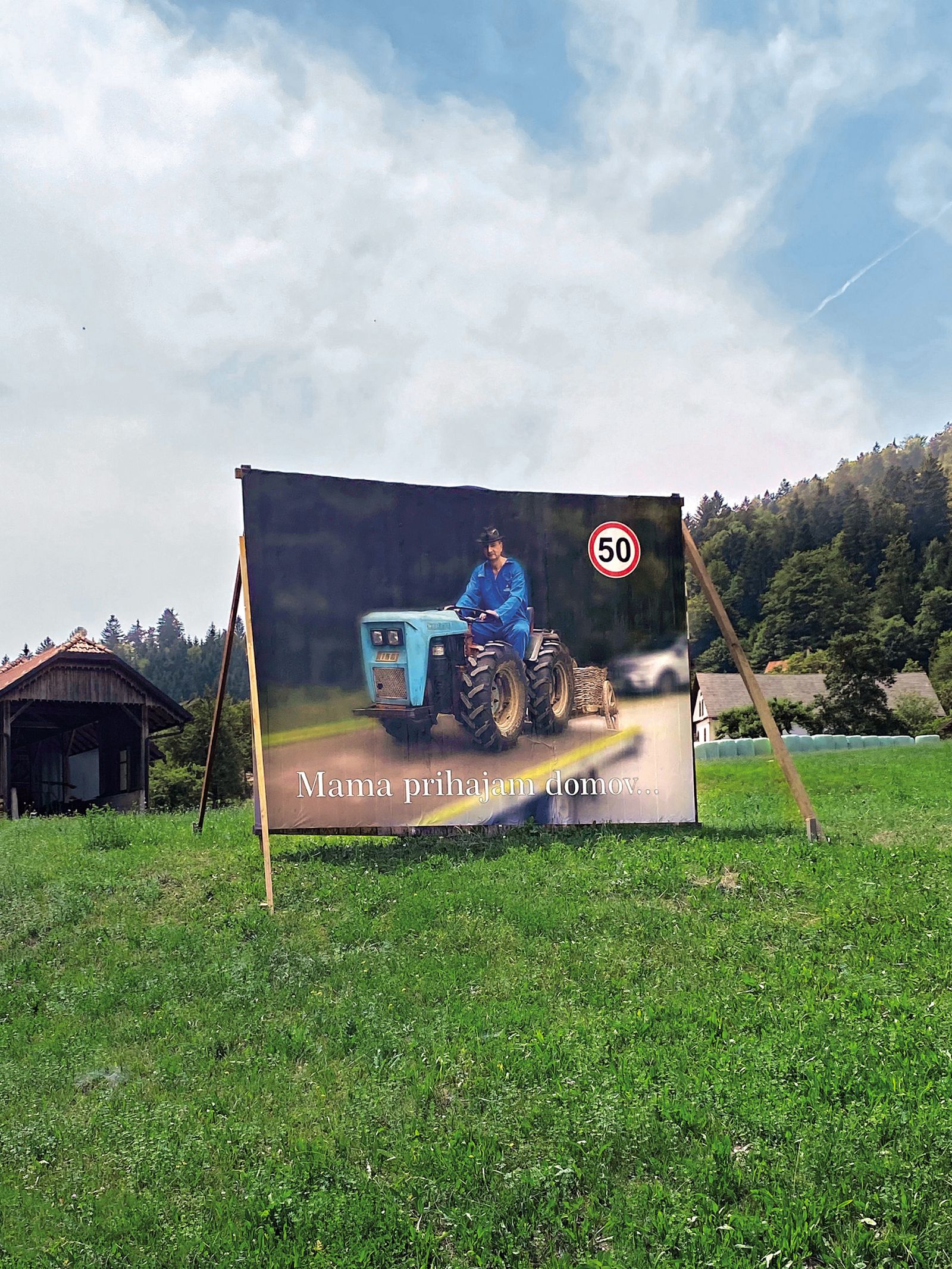 Transparente in jumbo plakate umetnica Lucija Rosc prepoznava kot »zabavne plodove vaških Photoshop veščin«.