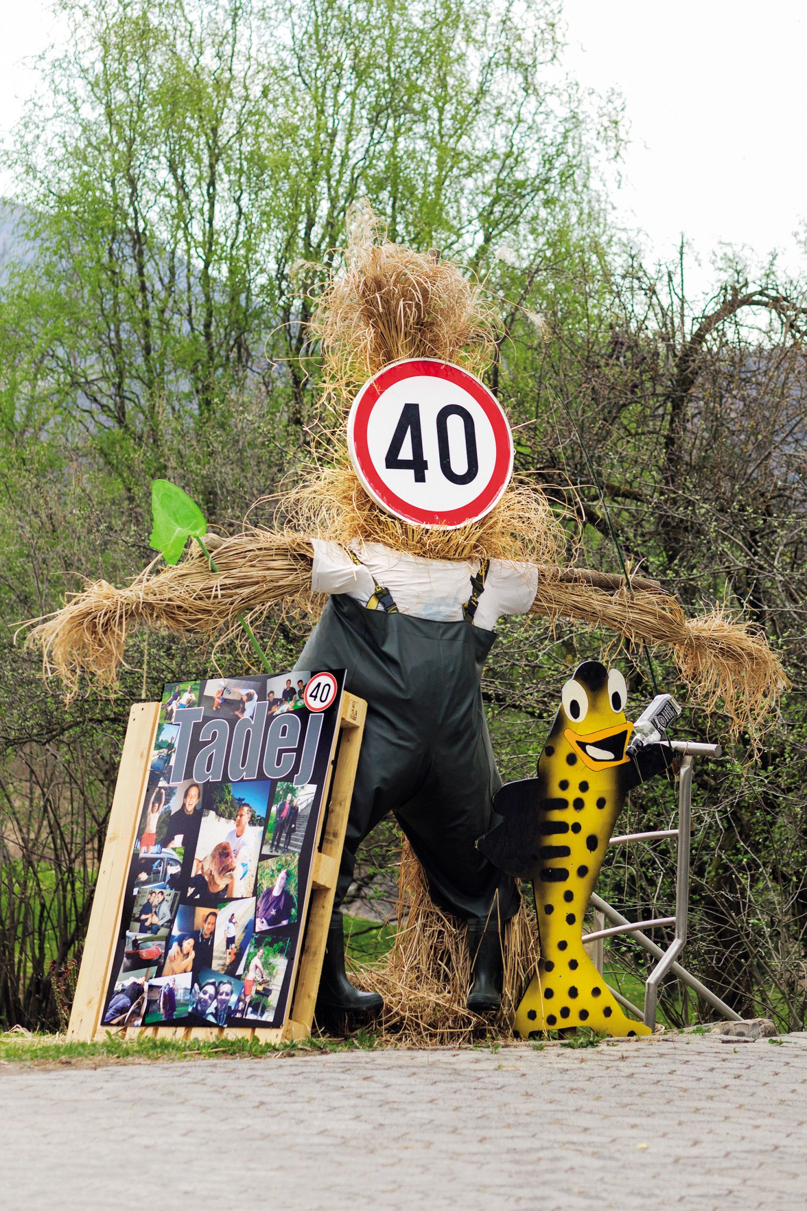 Ustvarjalci novodobnih mlajev znajo identiteto slavljenca na poenostavljen način zreducirati na nekaj osnovnih likovnih elementov. Oseba, kateri v čast je bil postavljen mlaj na tej fotografiji, očitno rada ribari.