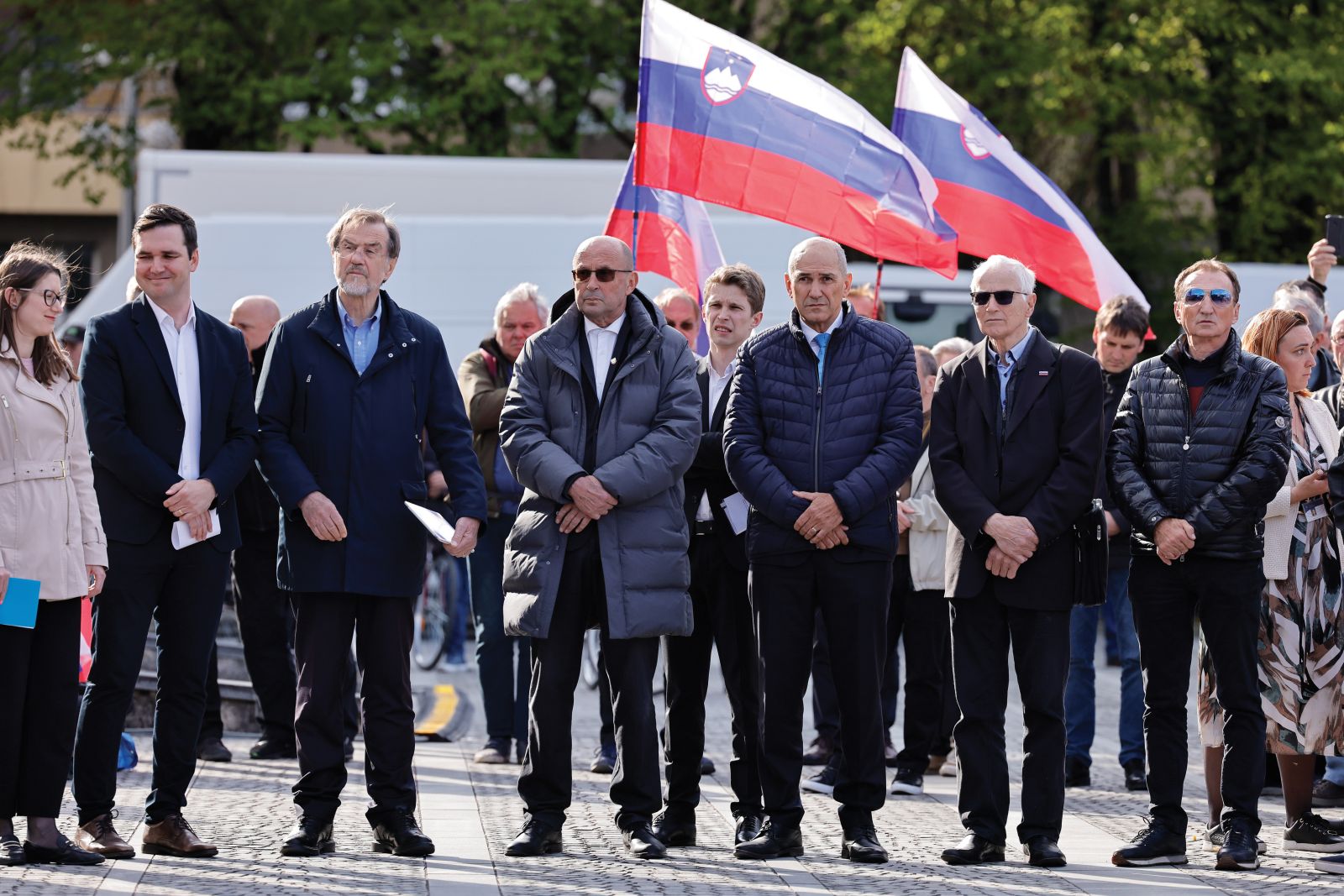 Zborovanje Združenja za vrednote slovenske osamosvojitve na Trgu republike v času interpelacije. Udeležila sta se ga tudi Jože Dežman, bivši direktor Muzeja novejše zgodovine Slovenije (danes z muzejem osamosvojitve združen v Muzej novejše in sodobne zgodovine Slovenije), in Janez Janša.