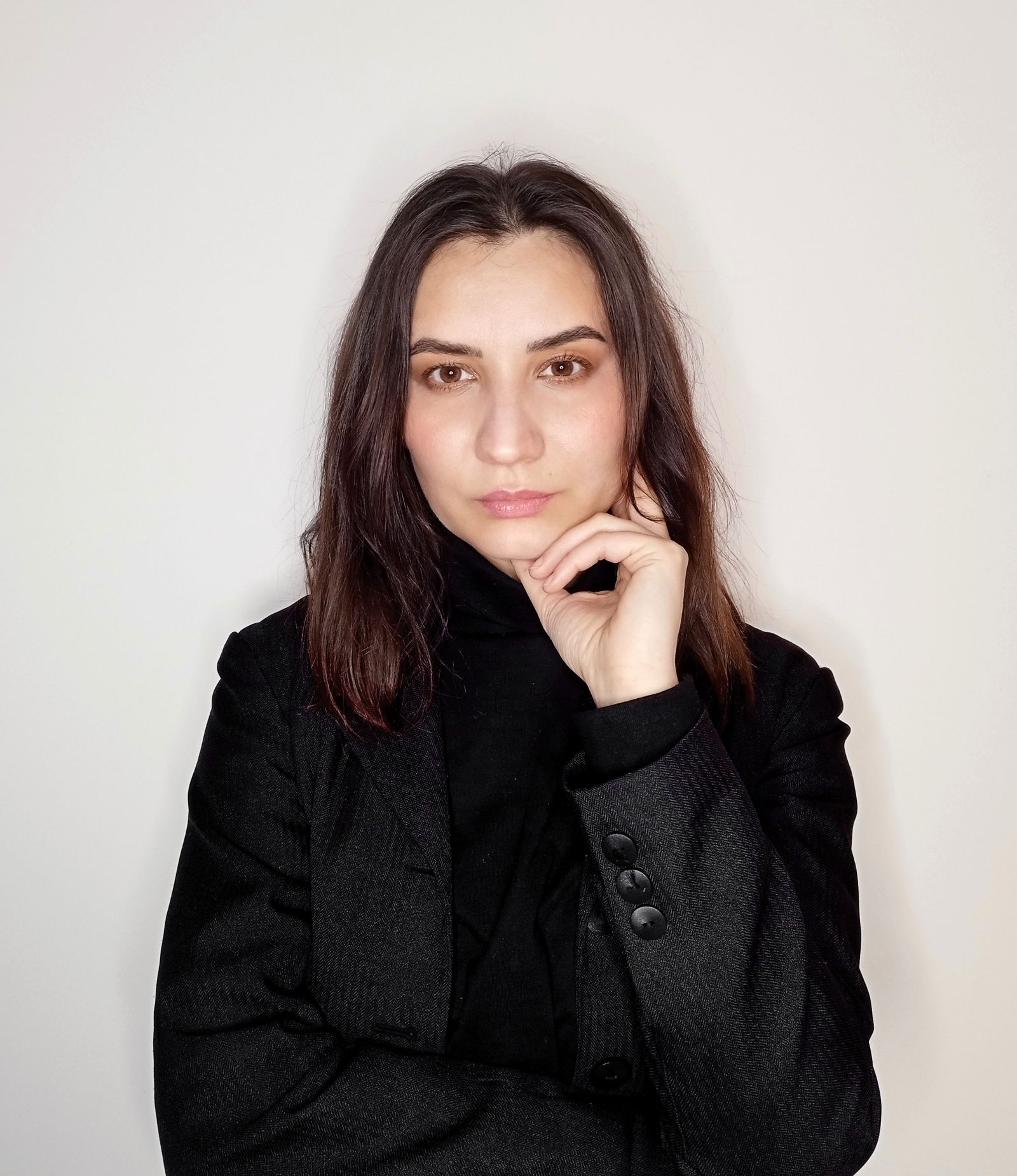 Đejmi Hadrović črpa iz osebnih izkušenj, med drugim tudi iz tega, da v otroštvu ni bila sprejeta, ker je potomka priseljencev.