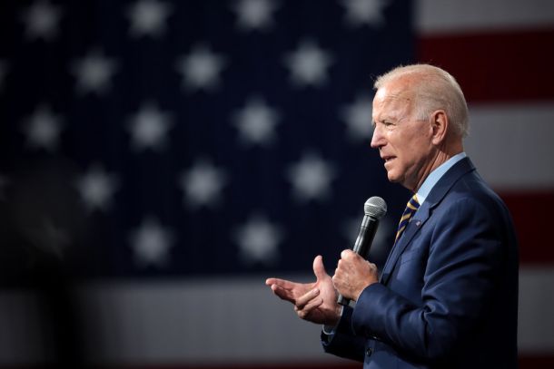 Ameriški predsednik Joe Biden se je zavzel tudi za splošno preverjanje potencialnih kupcev orožja in konec imunitete za proizvajalce, katerih orožje je bilo uporabljeno v napadih.