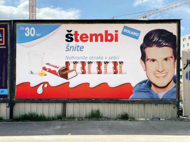 Pri mlajih v obliki jumbo plakatov, ki so v mestih najpogostejši, je navadno fotografija slavljenčevega obraza na javni površini izobešena brez njegove privolitve. Tako se je zgodilo Štembiju, ki se je povrh vsega zdaj znašel še v Mladini.