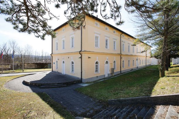 Nekdanja stavba JLA, danes sprejemni center za migrante.