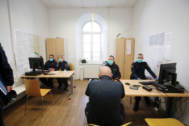 Skupina policistk in policistov, ki skrbi za obravnavo tujcev v sprejemnem centru