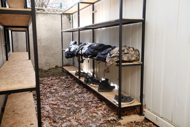 Osebni predmeti migrantov, večinoma nahrbtniki in superge, ostanejo zunaj.