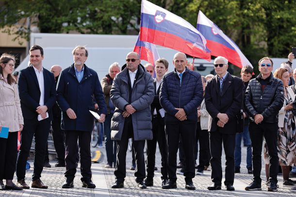 Zborovanje Združenja za vrednote slovenske osamosvojitve na Trgu republike v času interpelacije. Udeležila sta se ga tudi Jože Dežman, bivši direktor Muzeja novejše zgodovine Slovenije (danes z muzejem osamosvojitve združen v Muzej novejše in sodobne zgodovine Slovenije), in Janez Janša. 