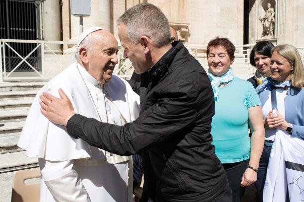 Duhovnik Janez Cerar in papež Frančišek, Cerar papežu verjame, da s preganjanjem spolnih zlorab v katoliški cerkvi misli resno, malo manj pa verjame slovenskim škofom 