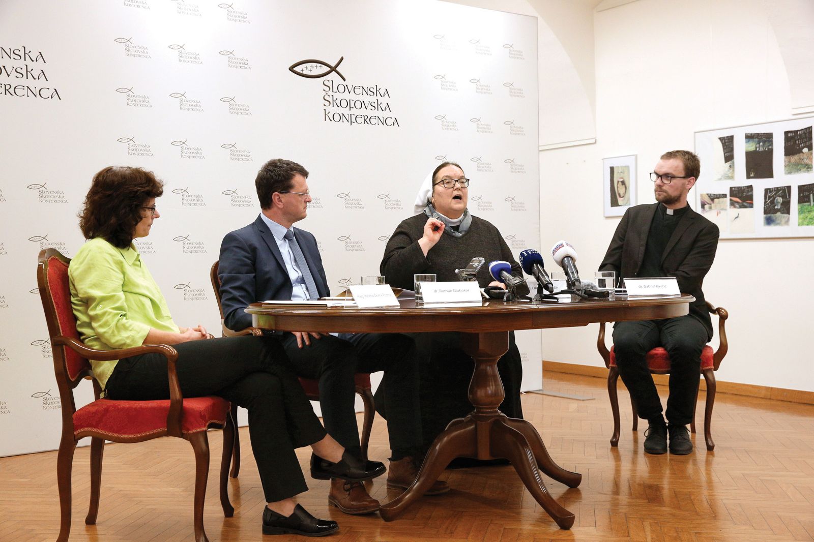 Svoje stališče je v sredo predstavila tudi komisija Pravičnost in mir pri Slovenski škofovski konferenci. Ob predlogu zakona opozarjajo na nevarnost, da bi se s sprejemom zakona lahko »radikalno spremenila kultura vrednotenja človeškega življenja«.