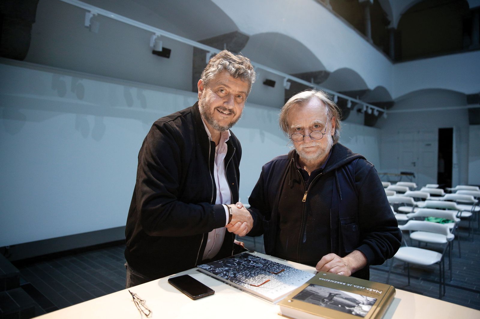 Fotoknjige o protestih: Oblikovanje spomina upora; Luciano Zuccaccia in Tone Stojko, Atrij ZRC SAZU, LJ | Borut Krajnc