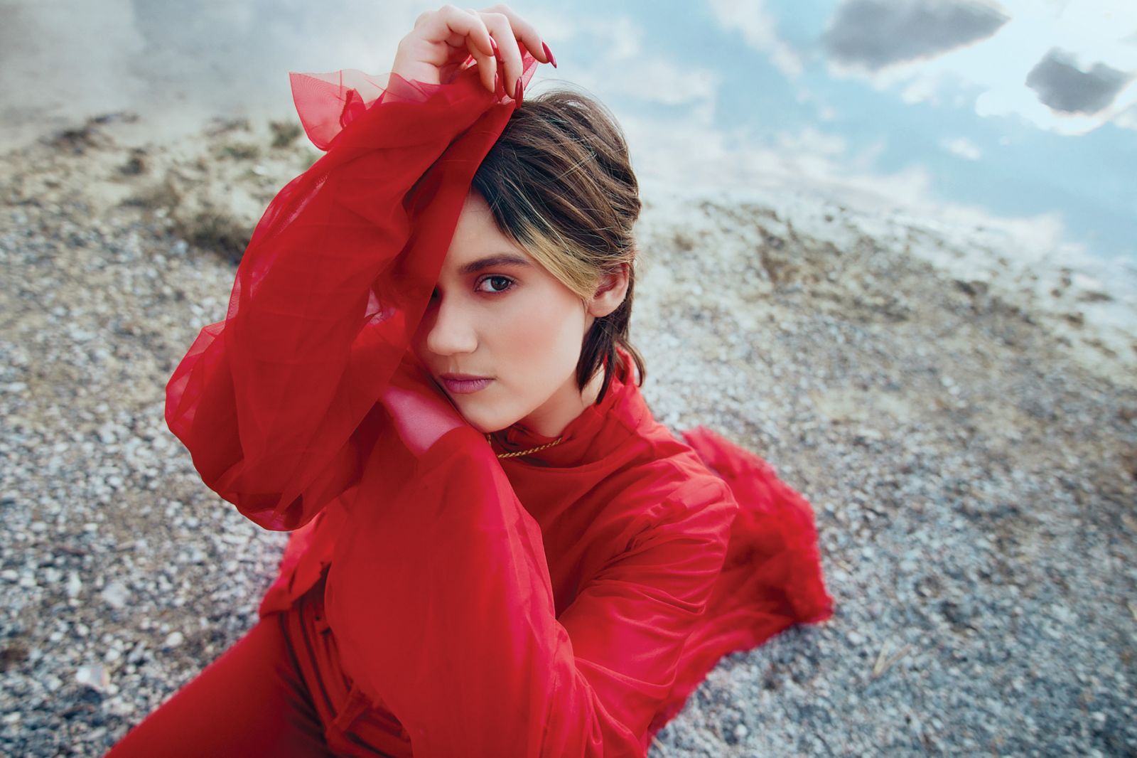 Prepričljivi odgovor mlade slovenske glasbenice na aktualne svetovne indie rock trende.