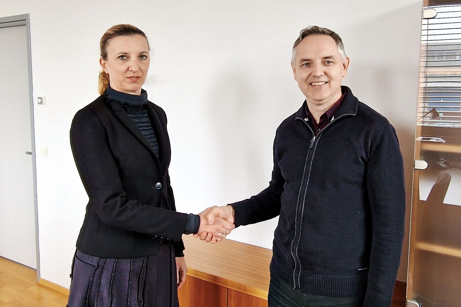 Aleš Jerman, ki ga je vlada imenovala na predlog Tatjane Bobnar, predaja posle novi vršilki dolžnosti generalne direktorice direktorata za upravne notranje zadeve Urški Židan, ki jo je vlada imenovala na predlog Boštjana Poklukarja, 23. februar 2023