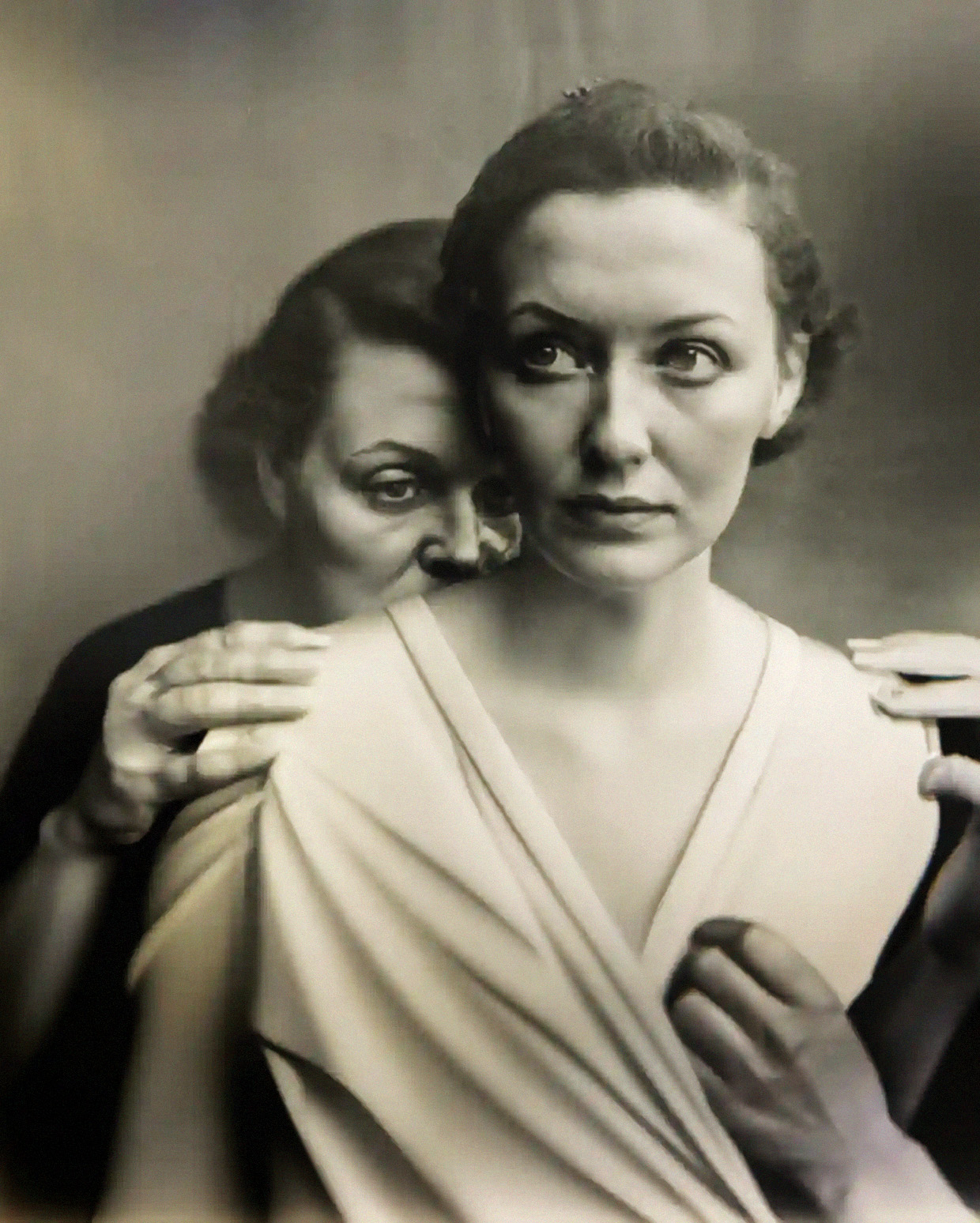 Lažna fotografija, ustvarjena s programom DALL-E 2, s katero je nemški umetnik Boris Eldagsen na fotografskem natečaju Sony World Photography Awards osvojil prvo mesto.