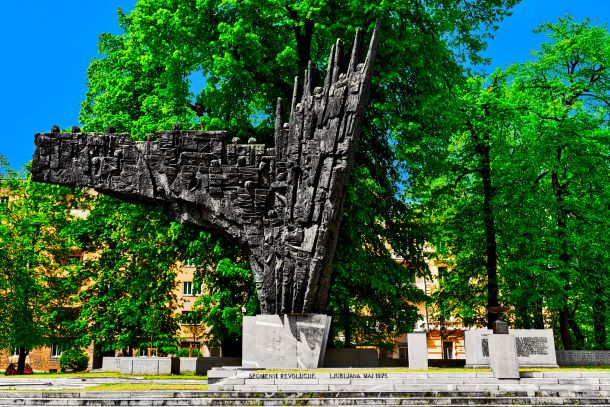 Znameniti spomenik revolucije na Trgu republike v Ljubljani 