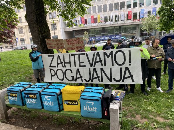 Sindikat dostavljalcev, ki deluje pod okriljem sindikata Mladi plus, je 26. aprila na sedeža Wolta in Glova v Ljubljani predal zahtevo za pristop k pogajanju za sklenitev kolektivne pogodbe, ki bi sistemsko urejala položaj dostavljalcev.