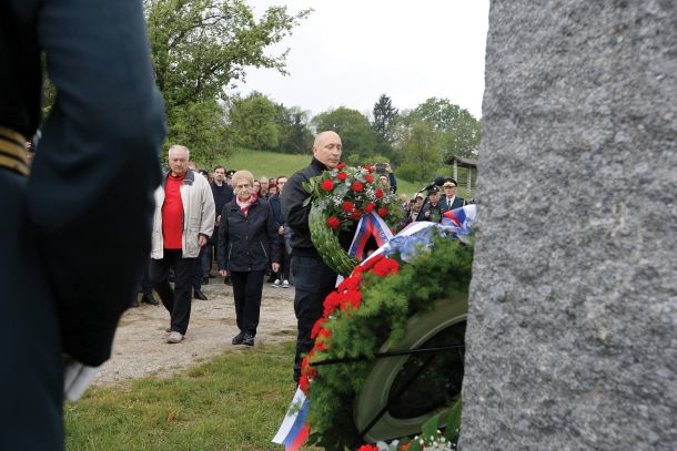 Varnostnik polaga venec v imenu Zveze borcev na Orlah 