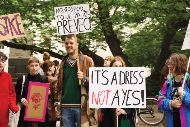 Protesti proti domnevnim posiljevalcem mladega dekleta in v podporo žrtvam spolnega nasilja