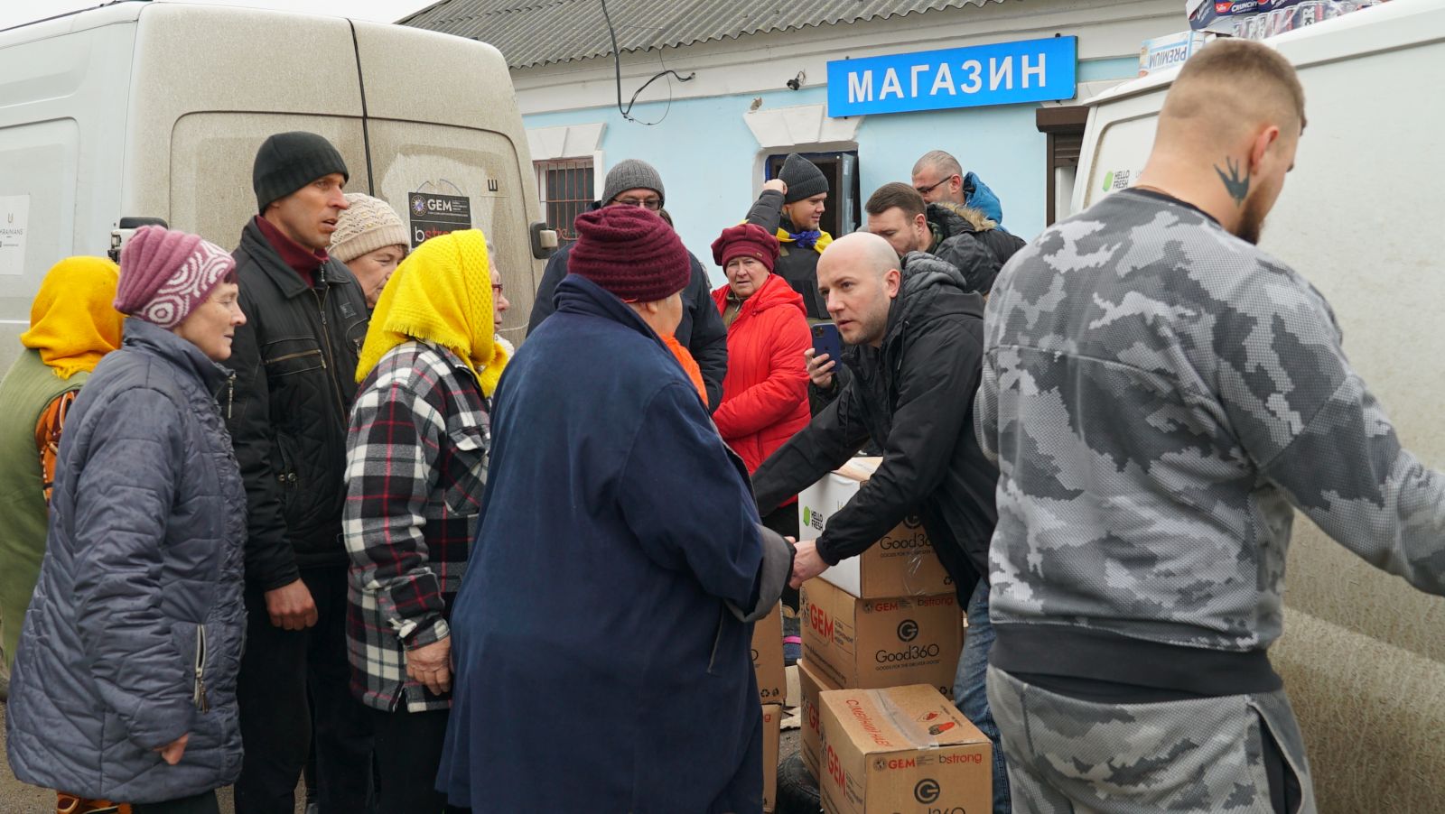 Razdeljevanje humanitarne pomoči v vasi Tomina Balka | Erik Valenčič