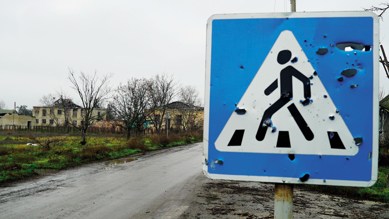 Večina prebivalcev Hersonske oblasti je zapustila domača mesta in vasi, le redki še vztrajajo na domovih med ruševinami. Vas Oleksandrivka.