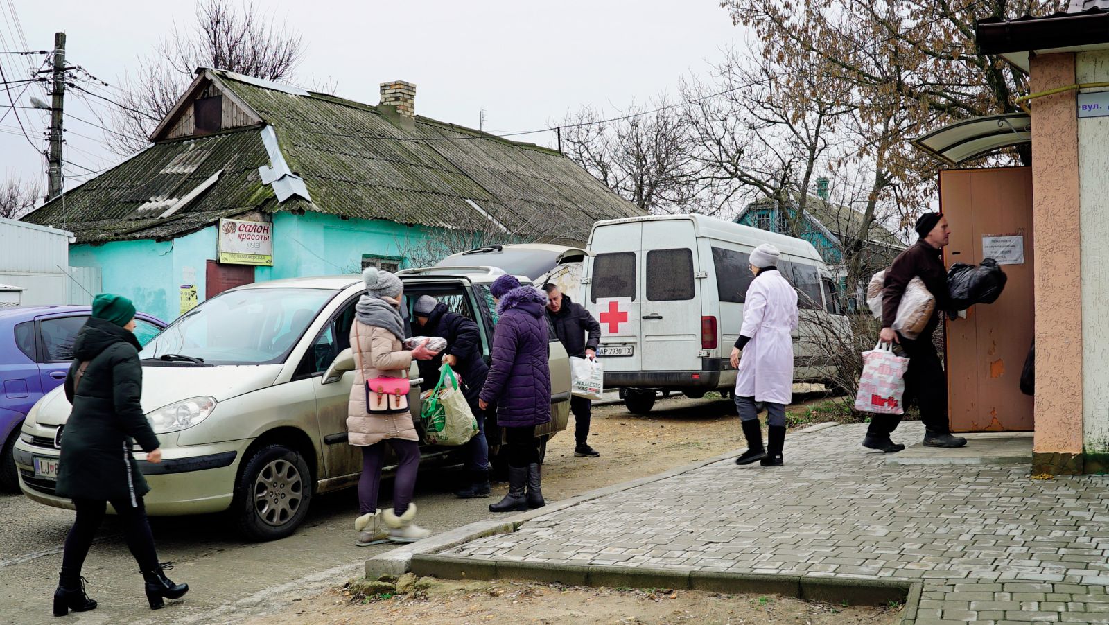 Raztovarjanje pomoči pred zdravstveno ordinacijo v Antonivki.