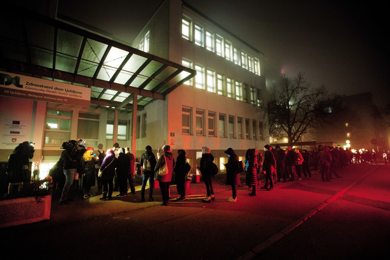 Čakajoči na dodelitev osebnega zdravnika v jutranjih urah pred Zdravstvenim domom Bežigrad v Ljubljani. 6. januar