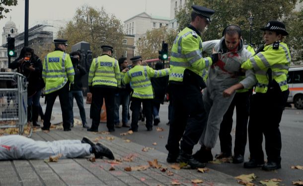 Britanska policija med protestom aktivistov pred nekaj leti na Downing Streetu v Londonu