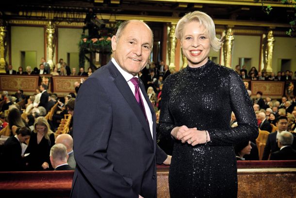 Urška Klakočar Zupančič in predsednik avstrijskega parlamenta Sobotka na novoletnem koncertu na Dunaju
