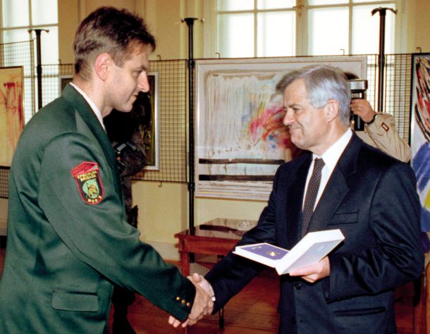 Takratni predsednik republike Milan Kučan izroča odlikovanje Tonetu Krkoviču, poveljniku specialne brigade Moris. 22. november 1992 