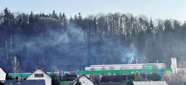 Smrdeči izpusti iz enote podjetja Siliko na Radni pri Boštanju februarja lani. Okoljska inšpekcija je pri podjetju v lasti 45. najbogatejšega Slovenca ugotovila tudi 18-kratno preseganje nevarnih izpustov.