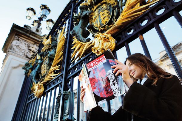 Pomoč pri razumevanju britanske zgodovine; pred Buckinghamsko palačo, London, VB