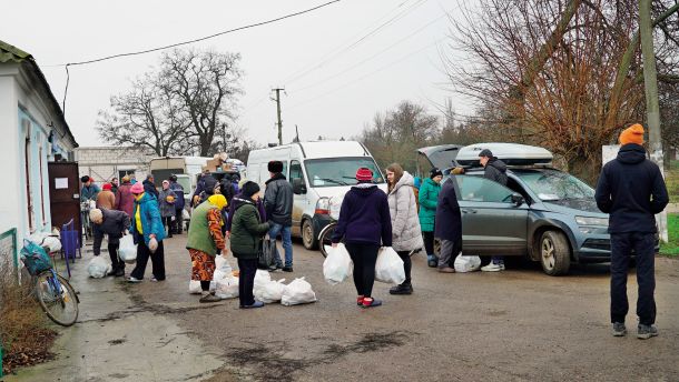 Razdeljevanje humanitarne pomoči v vasi Tomina Balka.