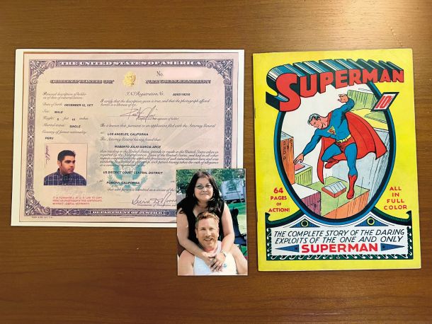 Stvari, na katere je prisegel kongresnik: na sliko staršev, ki jih je izgubil med epidemijo, na potrdilo o državljanstvu in na strip o Supermanu 